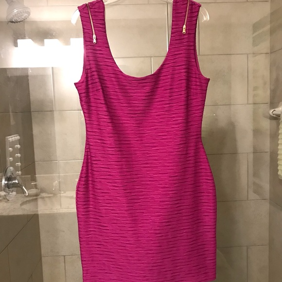 GUESS Magenta Sleeveless Dress Gold Zipper Detail Silky Ribbed Texture BodyCon - Picture 3 of 9